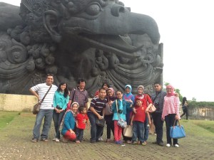 Bani Sjarif berpose di depan burung garuda, GWK