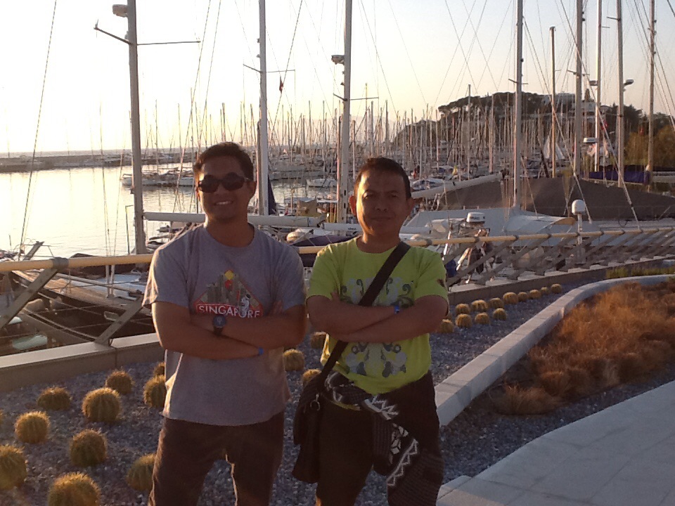 Berfoto di depan perahu pesiar yang sedang bersandar di pantai Kusadasi